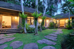 Balinese Antiques Single Level 3BR Villa in Ubud